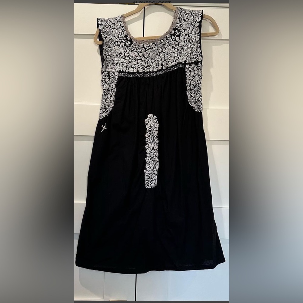 Short black mi golondrina embroidered dress
